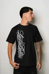 Remera negra de corte regular fit, confeccionada en jersey de algodón, con estampa frontal de diseño caligráfico en color blanco.