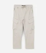 Pantalón cargo recto color beige, con cintura elástica ajustable con cordón, bolsillos laterales tipo cargo con solapa y bolsillos con cremallera.