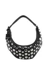 Cartera tipo hobo de cuero sintético negro con diseño de tachas metálicas circulares plateadas en toda la superficie. Cuenta con una correa fija para el hombro y un dije colgante con el logo de la marca.