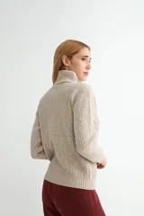 Polera de tejido de punto con cuello alto y textura acanalada en zigzag. Presenta mangas largas y puños ajustados, con un diseño clásico y versátil.