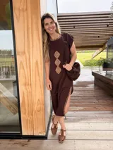 Vestido midi marrón oscuro de corte recto y mangas cortas, con cuello redondo adornado con costuras decorativas y rombos de cuero camel bordados en el frente. Cuenta con aberturas laterales con detalles de costura a contratono.