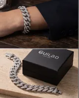 Pulsera tipo eslabón cubano de acero, con superficie totalmente cubierta de micropave de circonias brillantes. Cuenta con cierre de seguridad integrado.