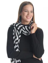 Pashmina rectangular con estampado geométrico en blanco y negro, confeccionada en tejido ligero y suave.