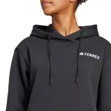 Canguro Adidas de la línea Terrex para mujer, color negro, con capucha ajustable mediante cordones, bolsillo frontal tipo canguro y logo de la marca estampado en el pecho.