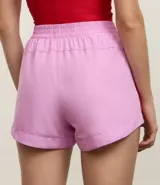 Bermuda deportiva modelo runner de la marca Get Over, confeccionada en poliéster. Presenta un diseño holgado con cintura elástica, bajo redondeado y rayas laterales decorativas.