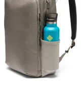 Mochila urbana Columbia de diseño cuadrado, color beige, con compartimento acolchado externo para laptop de hasta 13 pulgadas, bolsillos con cierre y tecnología Omni-Shield que repele la humedad y manchas.