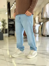 Pantalón de jean azul con lavado clásico, de corte holgado y estilo oversize.