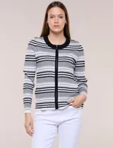 Cardigan de tejido de punto acanalado con diseño de rayas horizontales en tonos negro, blanco y gris, escote redondo y cierre frontal completo con cremallera.