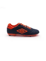 Championes de fútbol Umbro modelo Touch FG, color negro con detalles en turquesa. Presentan el logo de la marca en el lateral y suela con tapones para terreno firme.