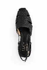 Sandalias de cuero color negro, estilo romanas con tiras entrelazadas en la parte delantera, talón descubierto y tira ajustable con hebilla metálica.