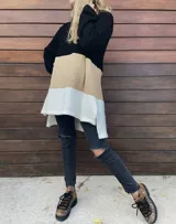 Sweater largo de punto con bloques de color negro, beige y blanco.