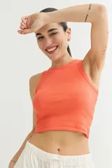 Musculosa negra corta, con cuello alto y corte ajustado.