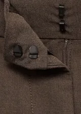 Pantalón de vestir marrón con trabillas, tiro medio, pinzas, diseño recto, bolsillos laterales y bolsillo de ribete en la parte posterior.