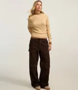 Blusa de punto color blanco con cuello alto y manga larga.