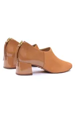 Zapato de tacón cuadrado color camel, confeccionado en una combinación de cuero nobuck y napa. Presenta un diseño de punta cuadrada, cierre trasero con tirador metálico dorado y taco forrado de 5 cm.