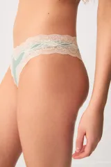 Bombacha vedetina de modal con detalles de encaje en la cintura y las piernas.