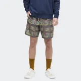 Short de poliéster con estampado geométrico en tonos verde, azul y rojo. Tiene cintura elástica con cordón ajustable, bolsillo trasero con cierre y largo por encima de la rodilla.