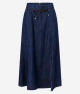 Falda midi de denim en corte evasé, con abertura frontal y cinturón fino de cuero sintético incluido. Confeccionada en algodón, presenta un diseño versátil y moderno.