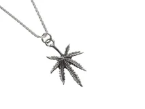 Colgante de plata 925 con dije en forma de hoja de marihuana.