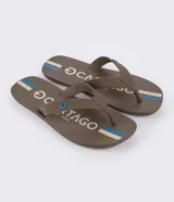 Ojotas marrones de dedo, con plantilla estampada con el logo de la marca y rayas blancas y azules.