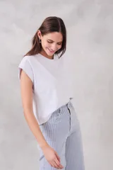 Remera de algodón peinado color gris oscuro con efecto lavado, corte oversize y mangas cortas tipo capa.