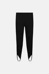 Leggings negros de tiro alto con diseño fuseau en el bajo.
