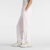Pantalon de jogging New Balance, color rosa claro, con cintura elástica, bolsillos laterales y logo bordado pequeño en la pierna. Diseño de corte holgado.