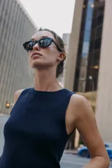 Top de punto color amarillo mostaza, con cuello redondo y manga sisa. Acabados en rib a tono.