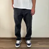 Jean de corte recto con acabado lavado en tono gris oscuro, confeccionado en denim resistente con diseño de cinco bolsillos.