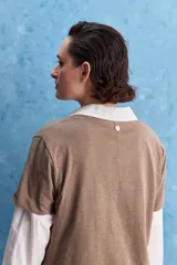 Remera blanca de algodón con escote en V y mangas cortas, de calce amplio y cómodo.