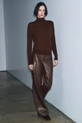Jersey de cuello alto confeccionado en lana 100%, de manga larga y diseño clásico con acabado de tacto suave.