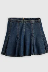 Minifalda de denim azul oscuro con diseño de godets que crean un efecto plisado y acampanado. Presenta costuras visibles y un corte estructurado.
