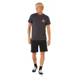 Remera gris de manga corta con logo circular estampado en el pecho.