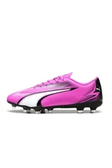 Championes de fútbol Puma Ultra Play FG/AG para adulto, de color fucsia con detalles en blanco y negro, diseñados para terreno firme y césped artificial.