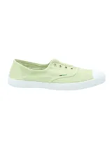 Zapatilla tipo alpargata de algodón orgánico color verde menta, con puntera reforzada de goma blanca y suela de caucho natural. Presenta un diseño slip-on con elásticos laterales y ojales decorativos.