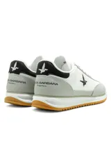 Championes deportivos Santa Barbara modelo Roam, de color blanco con detalles en gris claro y suela de goma marrón. Presentan el logotipo de la marca con la silueta de un ave en color negro en el lateral y cordones grises.