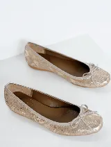Ballerinas de cuero negro con punta cuadrada y moño decorativo.