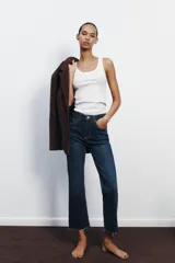 Pantalón de jean azul oscuro de tiro alto, corte cropped flare y cinco bolsillos.