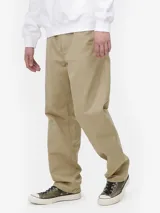 Pantalón de corte recto y tiro medio, confeccionado en tejido de algodón resistente, con bolsillos laterales y traseros.