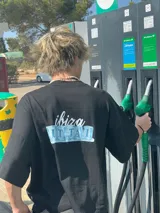 Remera celeste de corte holgado con estampado frontal de la frase "Ibiza Ittai" con letras que simulan cubos de hielo.