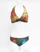 Conjunto de bikini de dos piezas con estampado multicolor, con corpiño de escote en V y banda inferior ancha para atar en cuello y espalda, y bombacha estilo vedetina.