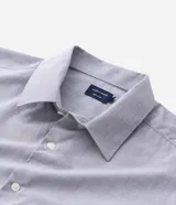 Camisa de corte regular, color gris claro, con cuello inglés, manga larga y cierre frontal con botones. Confeccionada en una mezcla de algodón y poliéster, presenta un diseño clásico y versátil de la marca Marfinno.