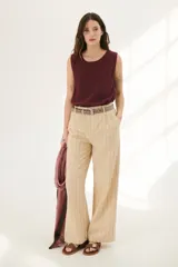 Pantalón de lino color azul con rayas verticales finas.