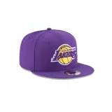 Gorra New Era morada con el logo de Los Angeles Lakers bordado en el frente.