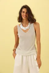 Musculosa plateada de lurex morley con escote en V y breteles finos.