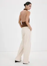 Top de poliéster color marrón con cuello halter y escote drapeado, sin mangas y diseño recto.