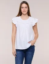 Blusa blanca de broderie con escote redondo, canesú en V con detalles de encaje y mangas cortas tipo mariposa.