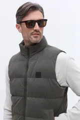 Chaleco puffer de nylon con diseño matelaseado, cuello alto y cierre frontal. Cuenta con bolsillos laterales y un pequeño parche con logo en el pecho.