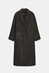 Abrigo largo de Zara Woman Collection, confeccionado en tejido con mezcla de lana. Presenta un diseño de cuadros, cuello con solapas de muesca, cierre frontal cruzado con botones y bolsillos delanteros. Incluye forro interior.