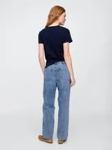 Jean de corte recto y tiro medio, con cintura elástica y cordón ajustable. Presenta un lavado medio con efecto desgastado y bolsillos frontales tipo cargo.